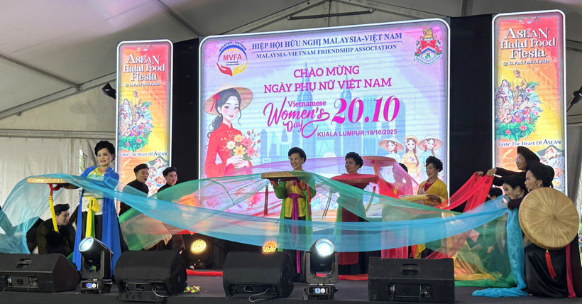 Phụ nữ Việt Nam trình diễn “Vẻ đẹp Việt – gửi trọn yêu thương” tại Malaysia
